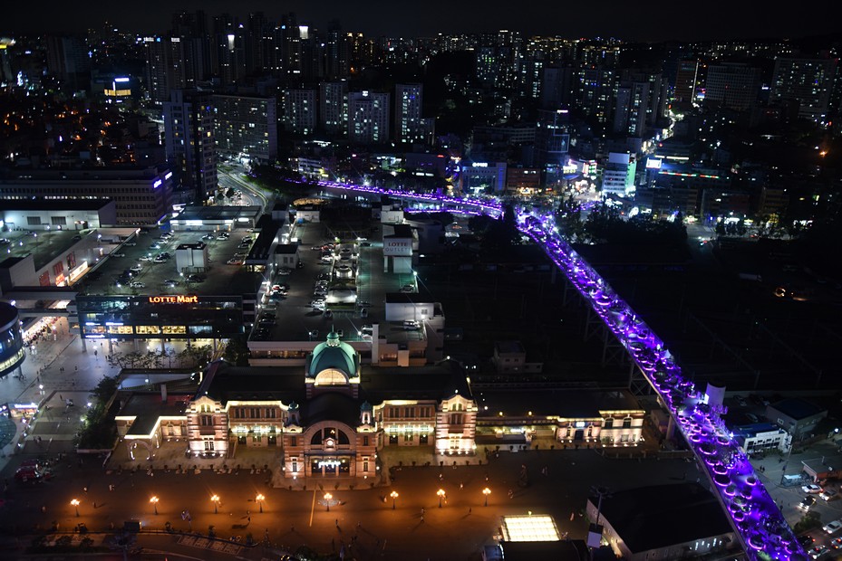 Seoullo 7017 lit up in purple, downtown Seoul [OS] [929×620] : r ...